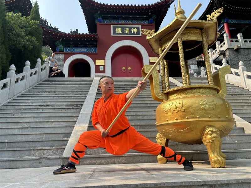 1787962687641689.jpg Master Zhang demonstrating traditional Shaolin staff