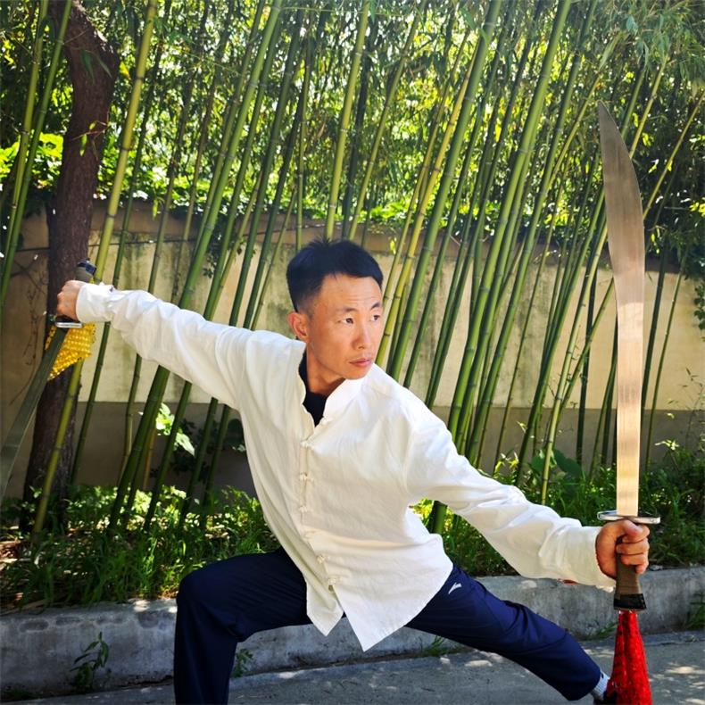 1787962856805983.jpg Master Qi demonstrating traditional Kung Fu double broadswords