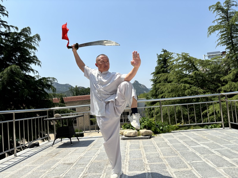 1787963377389231.jpg Master Zhang demonstrating traditional Shaolin broadsword